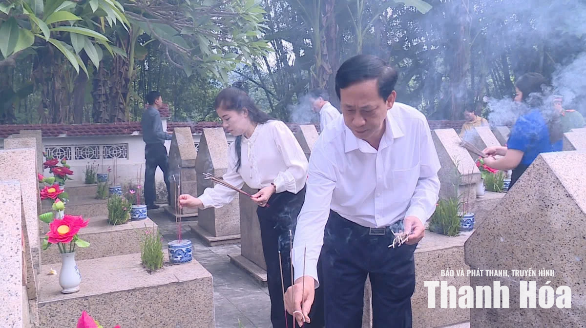 Đoàn công tác của tỉnh viếng nghĩa trang liệt sĩ; thăm, tặng quà gia đình chính sách tại xã Linh Sơn và Đồng Lương