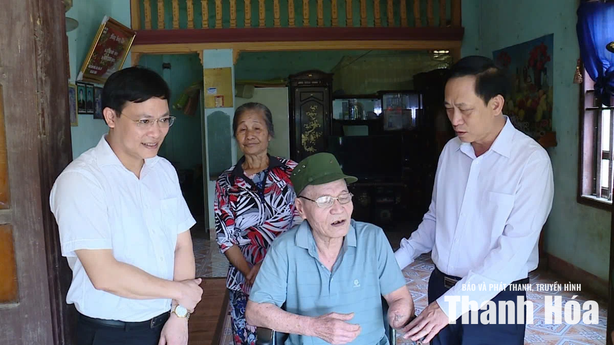 Đoàn công tác của tỉnh viếng nghĩa trang liệt sĩ; thăm, tặng quà gia đình chính sách tại xã Linh Sơn và Đồng Lương