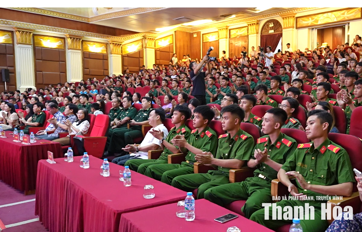 Vở kịch hát “Khoảng trời con gái” chạm đến trái tim khán giả xứ Thanh