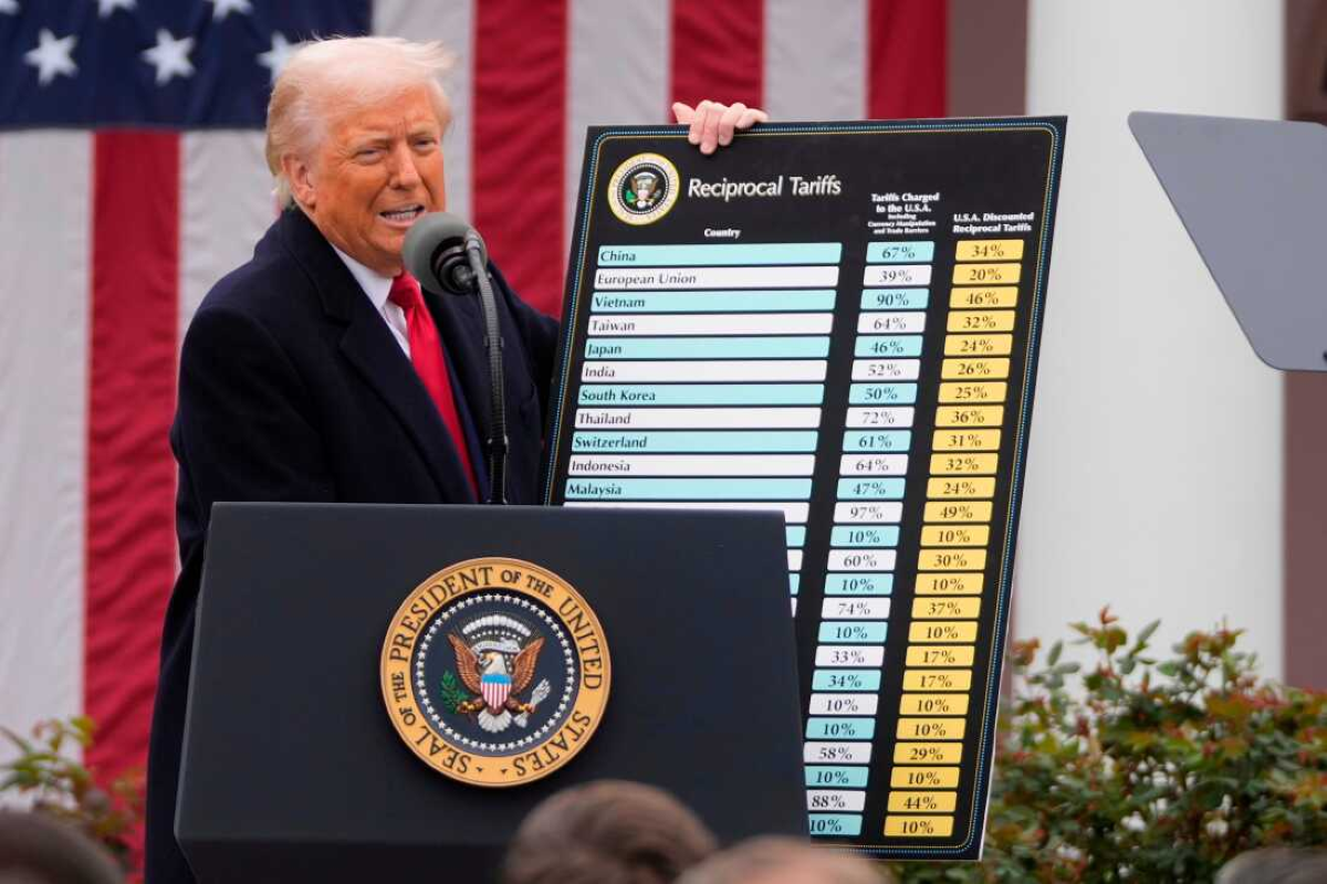 Ông Trump áp thuế mới với gần như toàn bộ hàng nhập khẩu vào Mỹ