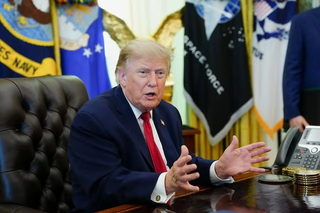 Mỹ tiếp tục không kích Iran, ông Trump cứng rắn về Hormuz