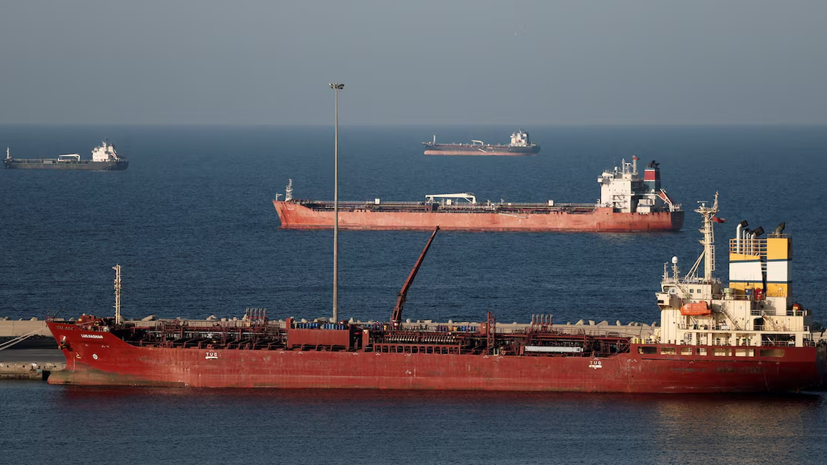 Mỹ tiếp tục không kích Iran, ông Trump cứng rắn về Hormuz