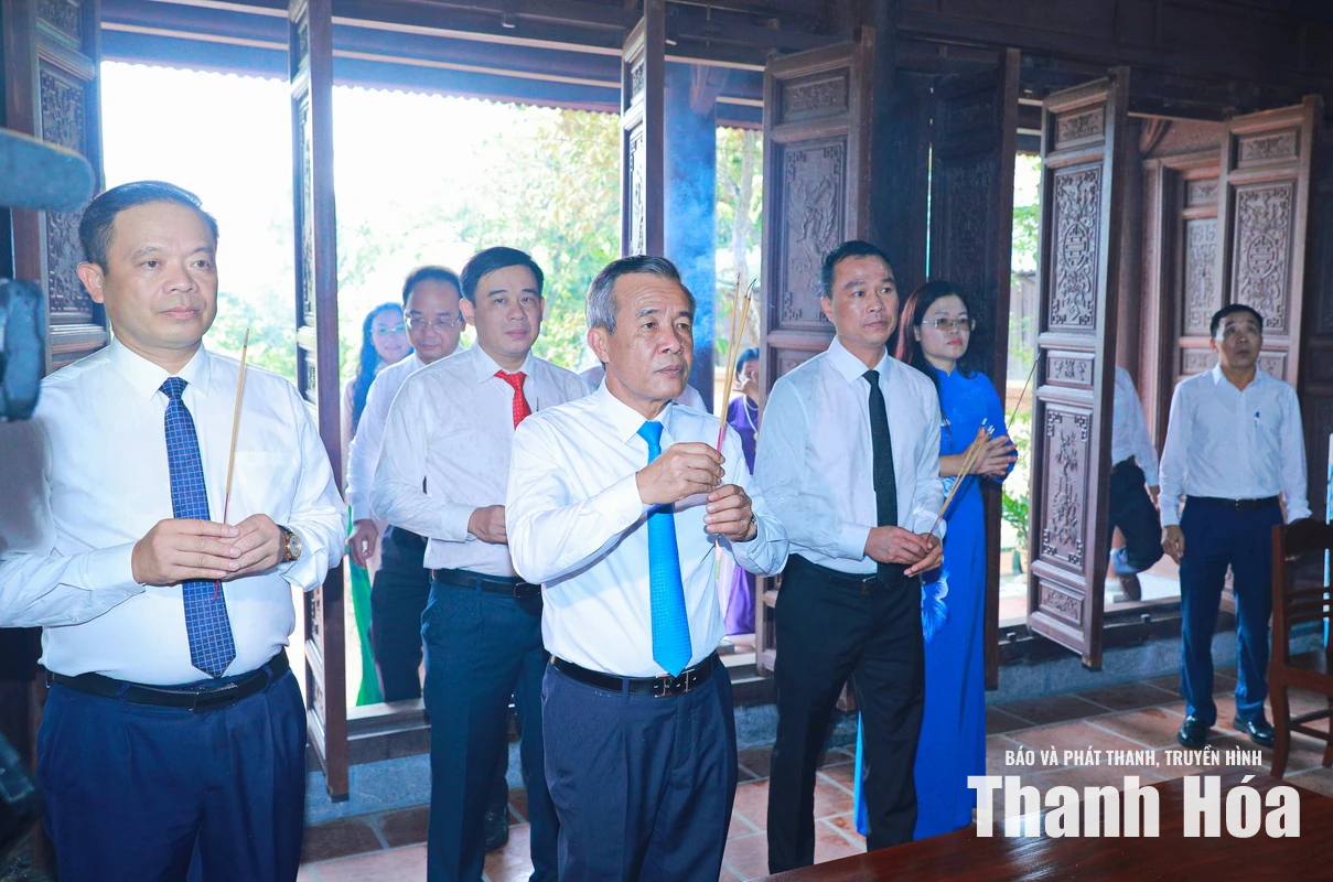 Đoàn đại biểu Tỉnh ủy, HĐND, UBND, Ủy ban MTTQ tỉnh dâng hoa, dâng hương tại Cụm di tích lịch sử cách mạng Hàm Hạ