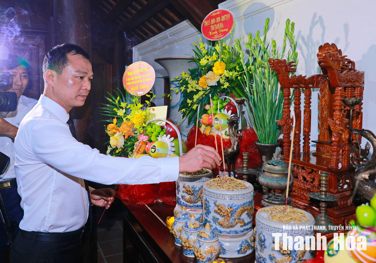 Đoàn đại biểu Tỉnh ủy, HĐND, UBND, Ủy ban MTTQ tỉnh dâng hoa, dâng hương tại Cụm di tích lịch sử cách mạng Hàm Hạ