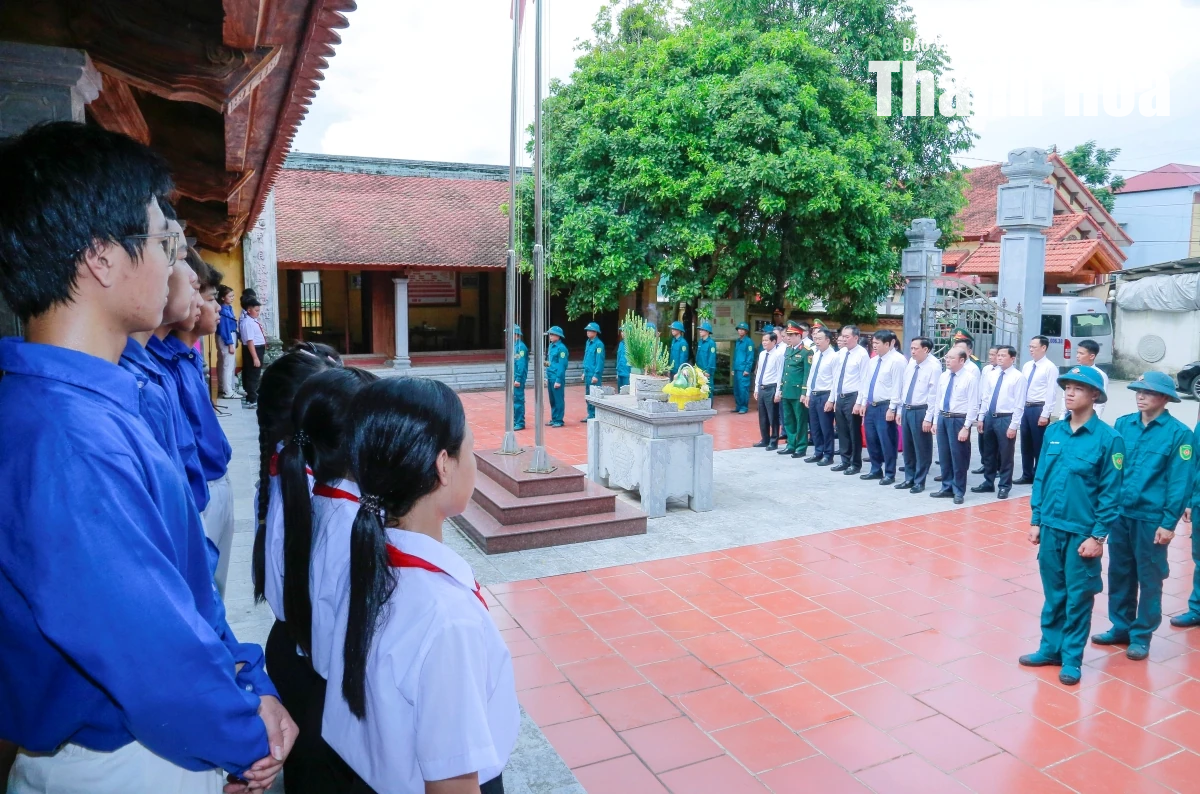 Đoàn đại biểu tỉnh Thanh Hóa dâng hương tại các khu di tích lịch sử cách mạng