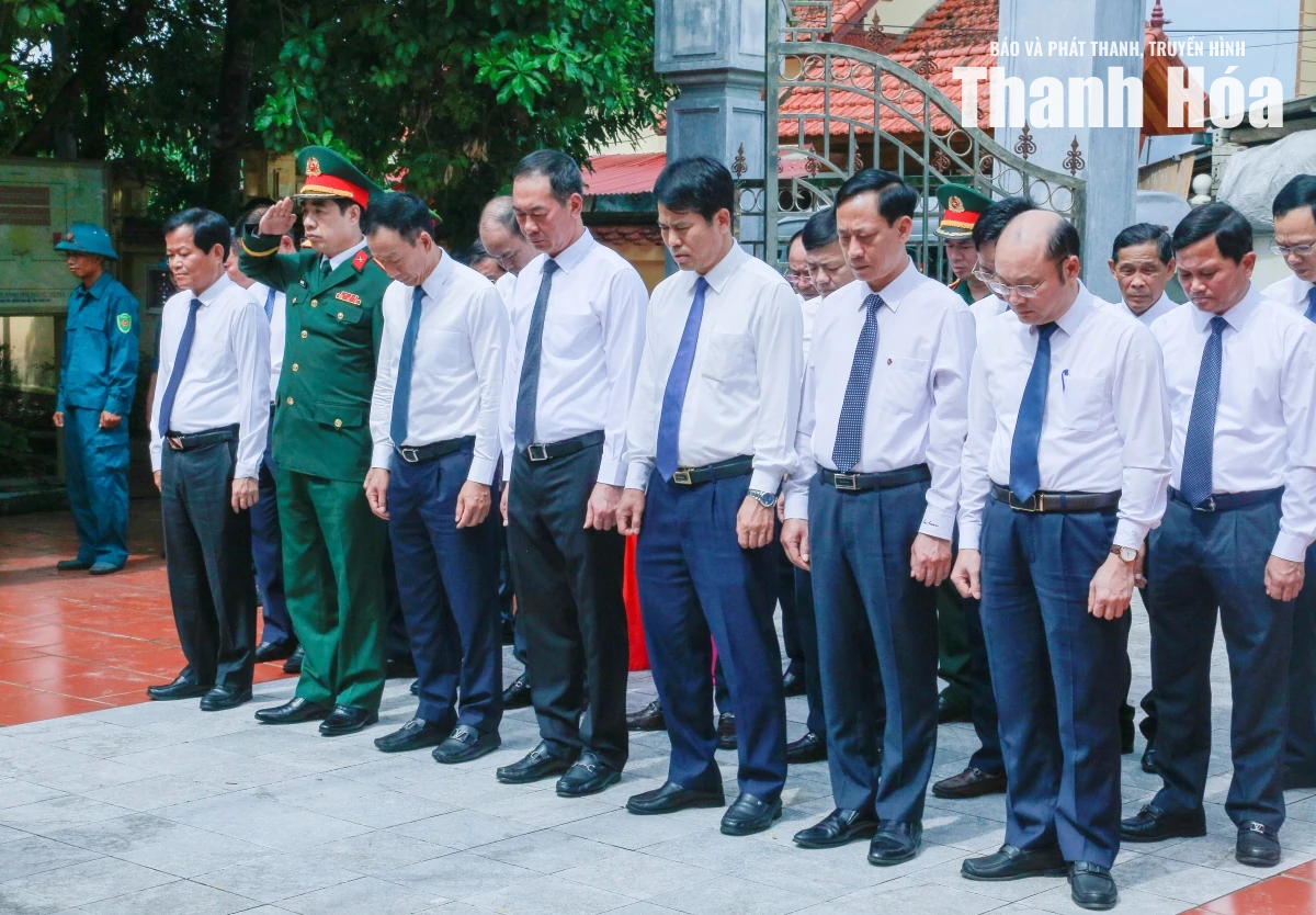 Đoàn đại biểu tỉnh Thanh Hóa dâng hương tại các khu di tích lịch sử cách mạng