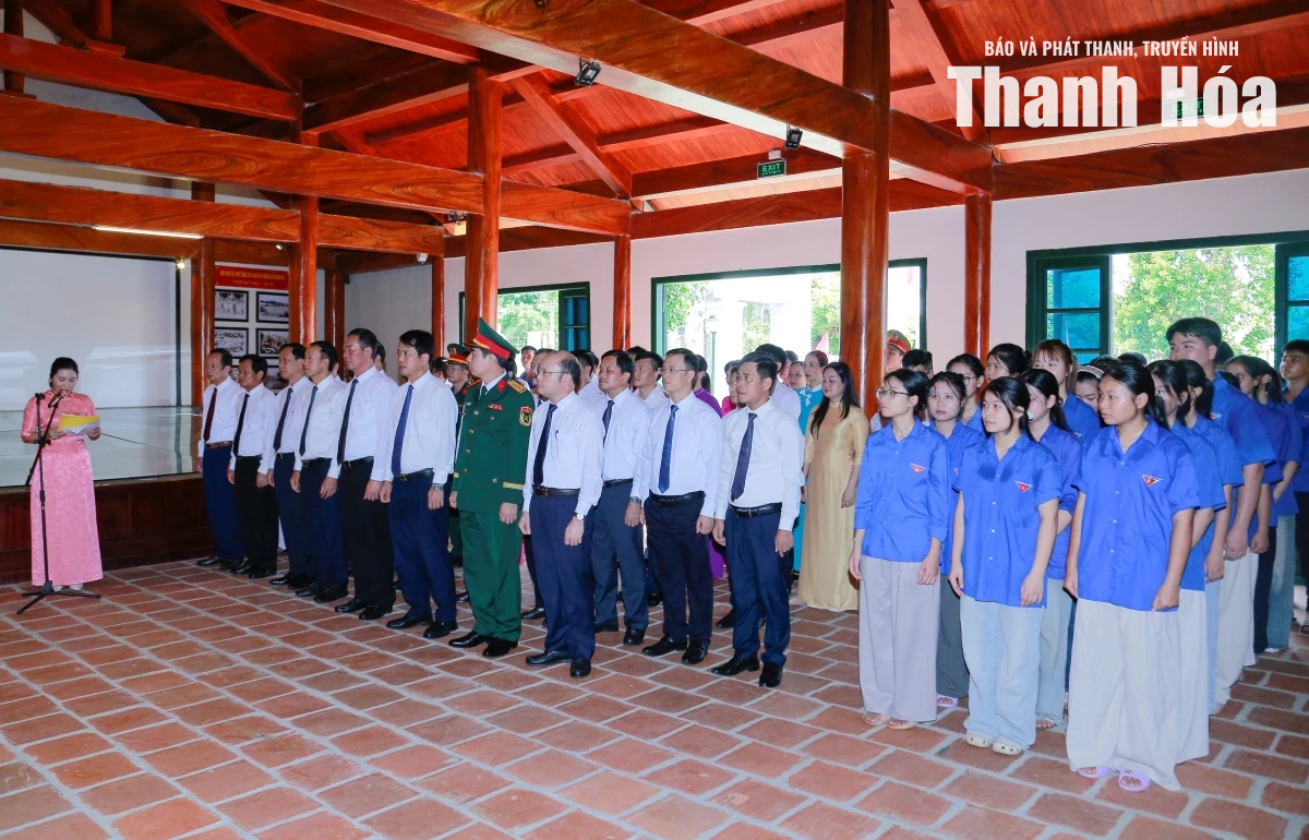 Đoàn đại biểu tỉnh Thanh Hóa dâng hương tại các khu di tích lịch sử cách mạng