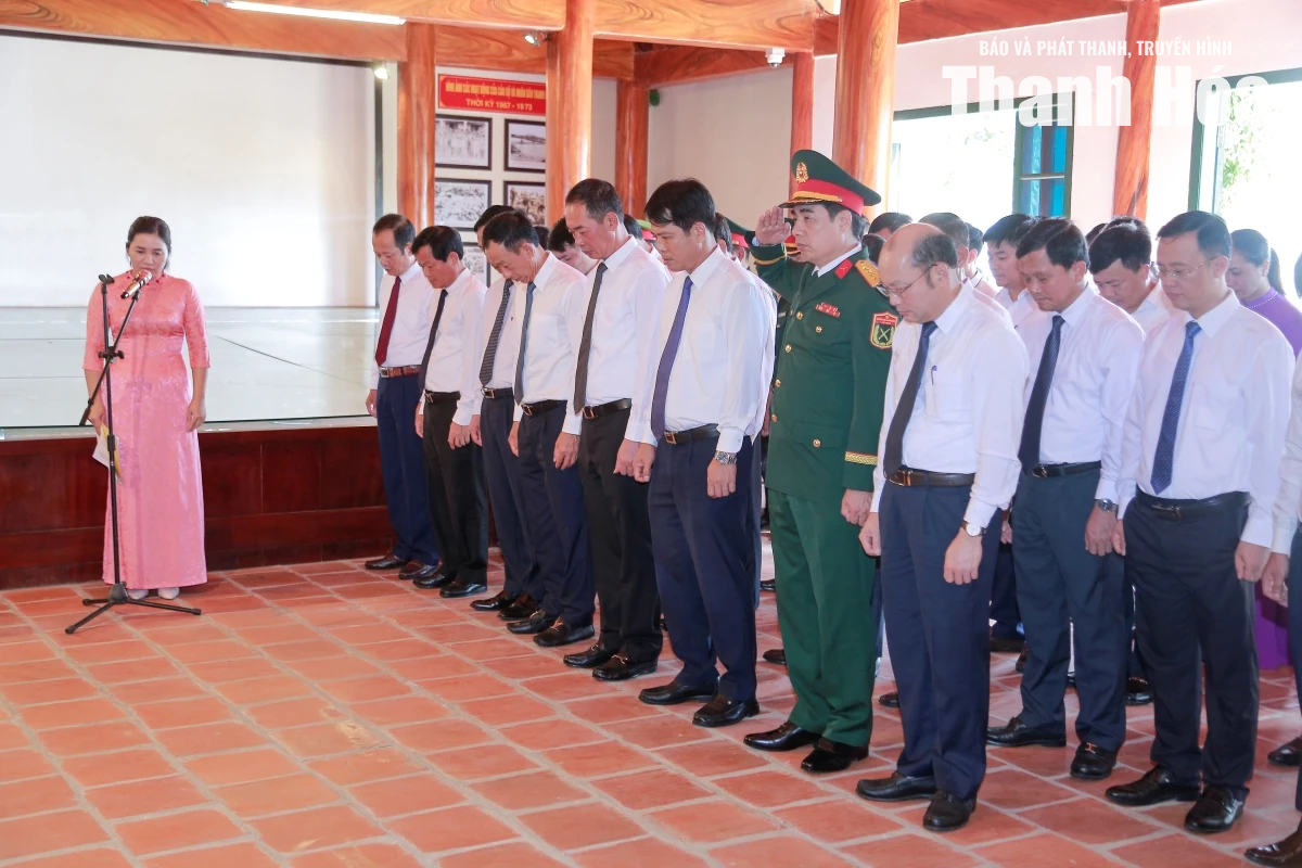 Đoàn đại biểu tỉnh Thanh Hóa dâng hương tại các khu di tích lịch sử cách mạng