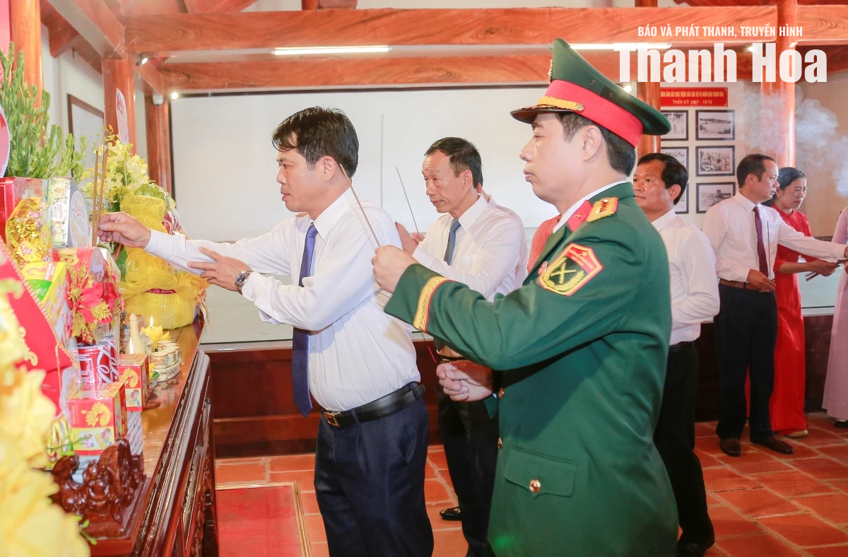 Đoàn đại biểu tỉnh Thanh Hóa dâng hương tại các khu di tích lịch sử cách mạng