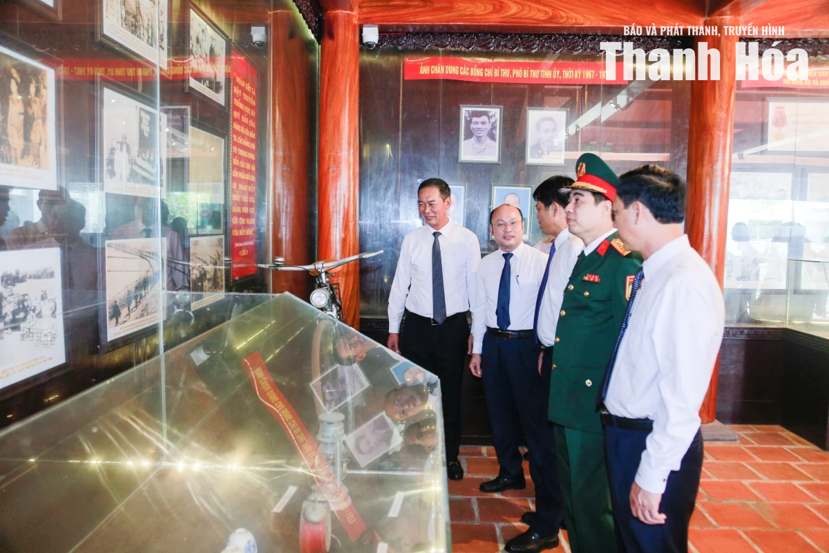 Đoàn đại biểu tỉnh Thanh Hóa dâng hương tại các khu di tích lịch sử cách mạng