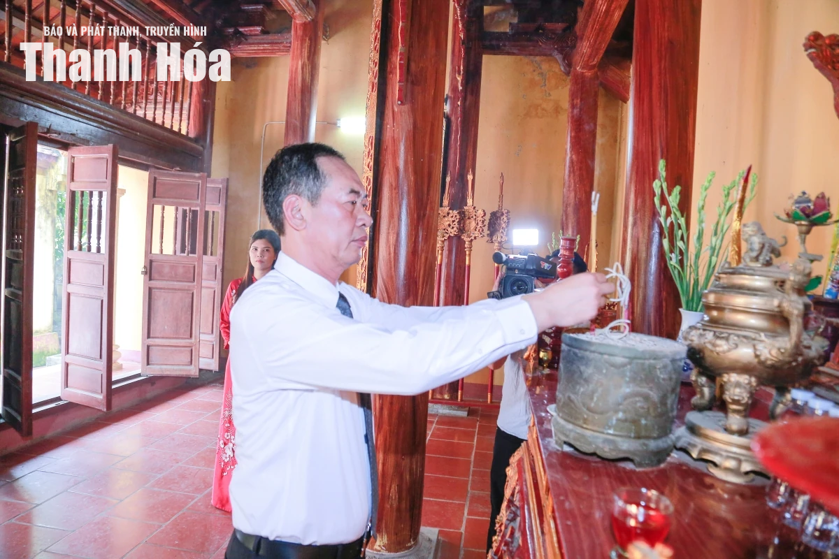 Đoàn đại biểu tỉnh Thanh Hóa dâng hương tại các khu di tích lịch sử cách mạng