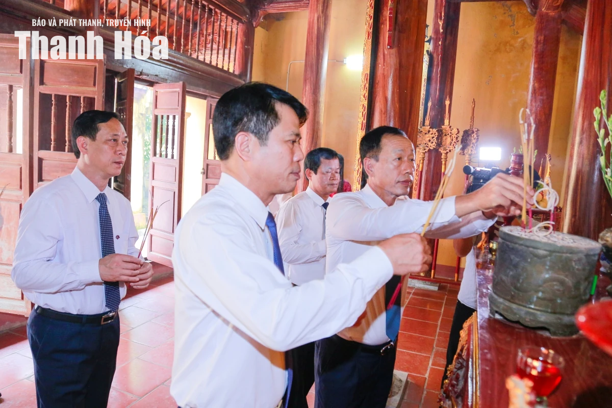 Đoàn đại biểu tỉnh Thanh Hóa dâng hương tại các khu di tích lịch sử cách mạng