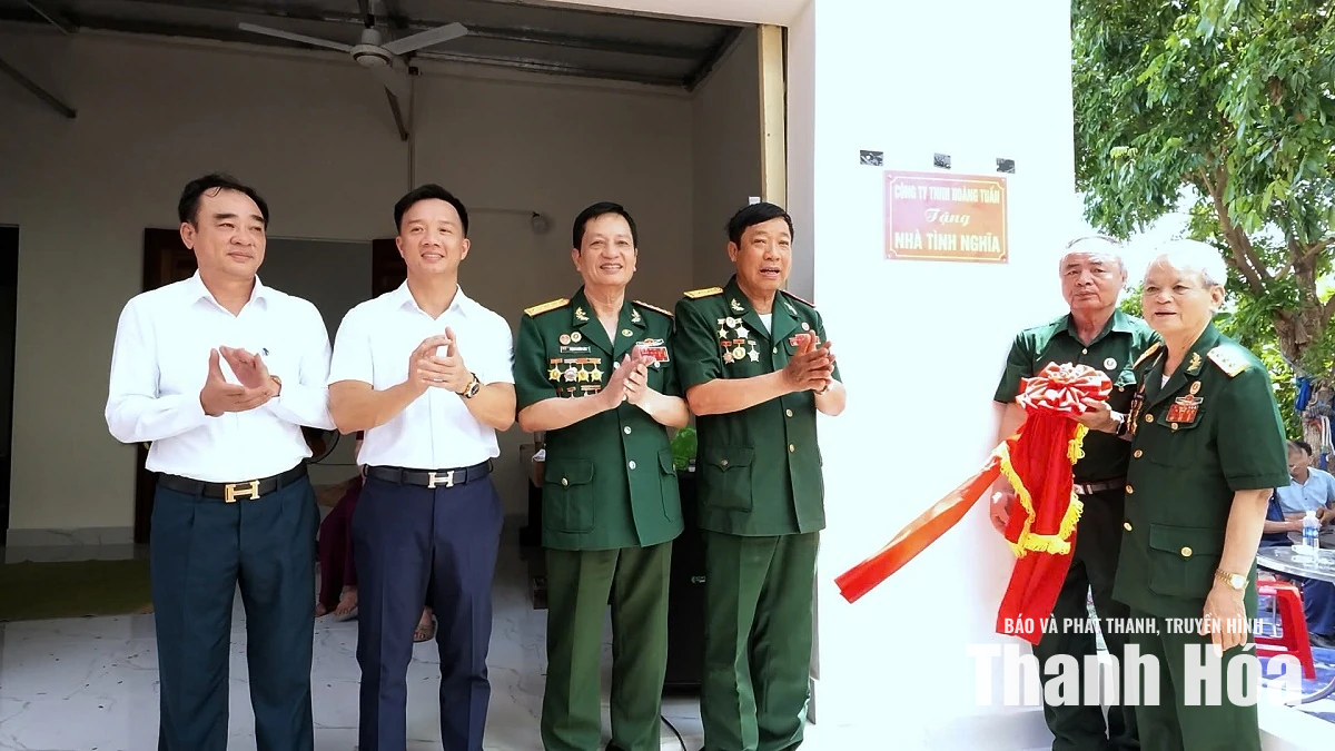 Trao tặng “Nhà tình nghĩa” cho mẹ liệt sĩ