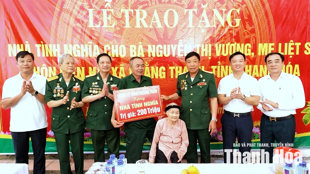 Trao tặng “Nhà tình nghĩa” cho mẹ liệt sĩ