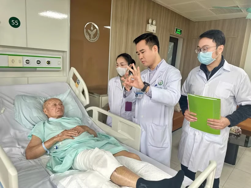 Điều trị thành công tổn thương đầu gối tồn tại hơn nửa thế kỷ của 1 thương binh