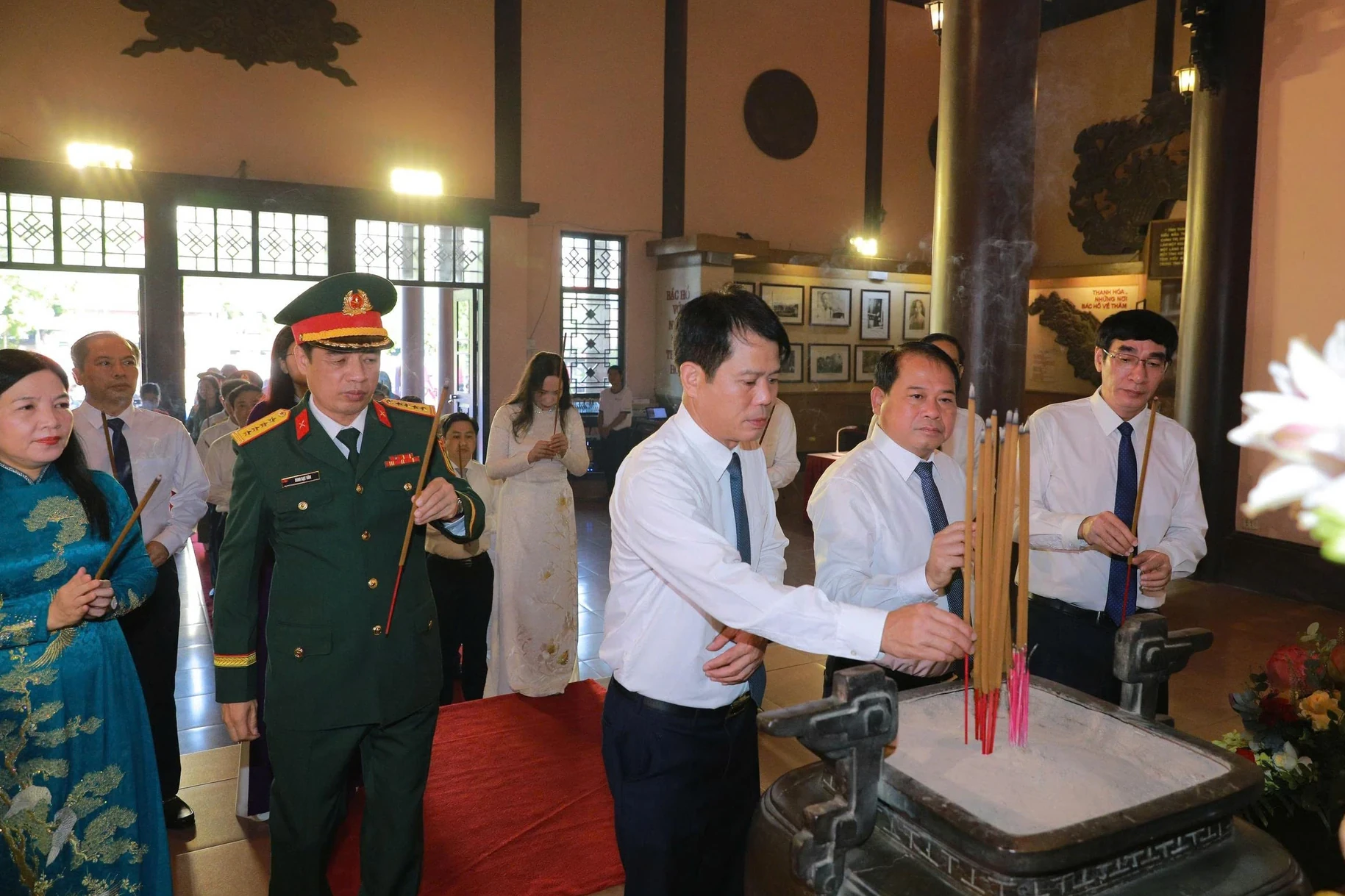 Đoàn đại biểu tỉnh Thanh Hóa dâng hương tưởng niệm Chủ tịch Hồ Chí Minh, mẹ Việt Nam Anh hùng và các Anh hùng liệt sĩ nhân kỷ niệm 79 năm Ngày Thương binh - Liệt sĩ