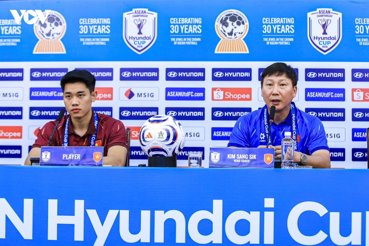 Tuyển Việt Nam hướng tới chiến thắng trước Singapore; UEFA dọa tẩy chay World Cup