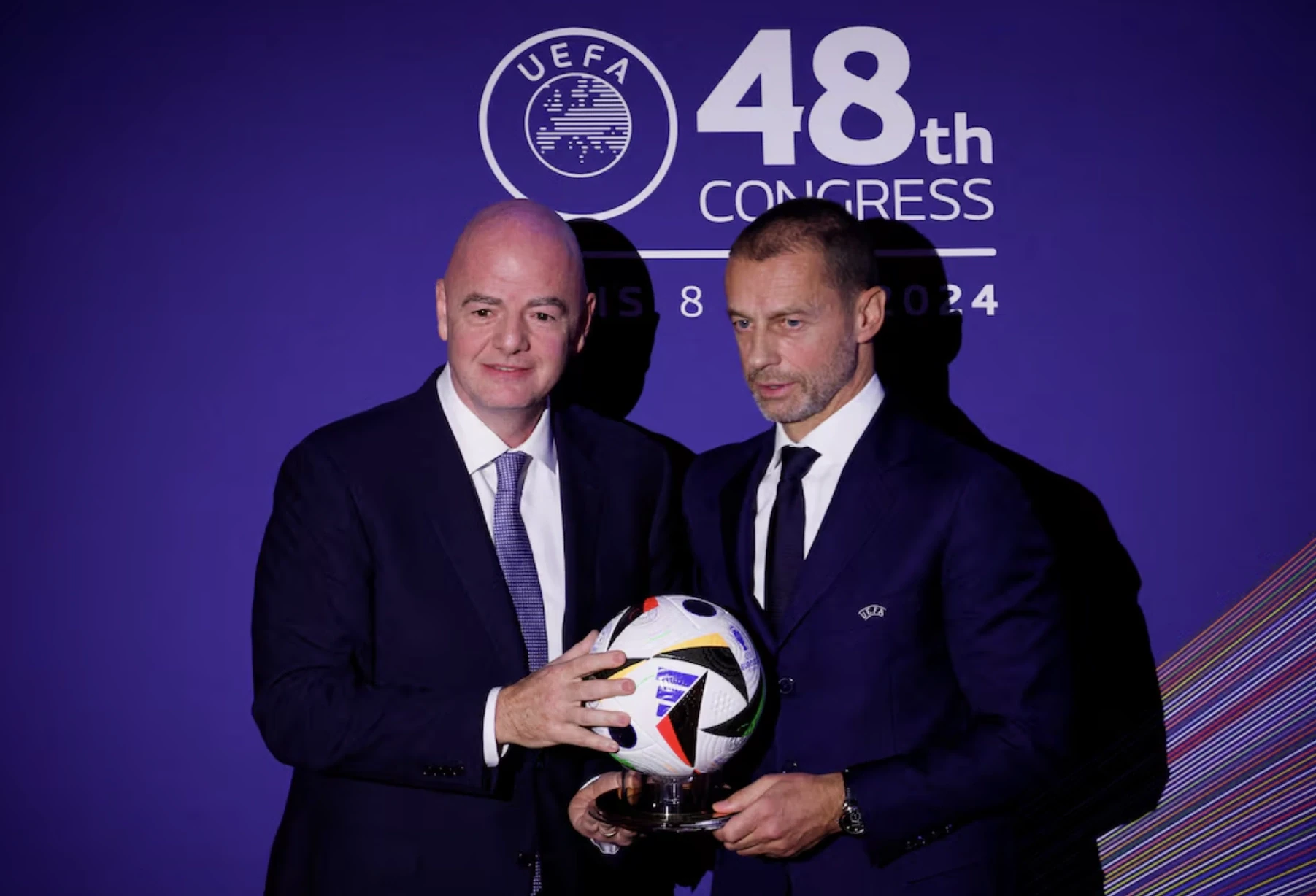 Tuyển Việt Nam hướng tới chiến thắng trước Singapore; UEFA dọa tẩy chay World Cup