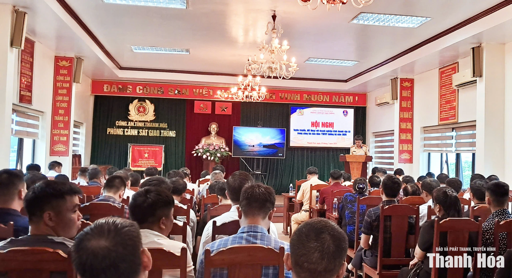 Tăng cường trách nhiệm của doanh nghiệp vận tải trong bảo đảm an toàn giao thông đường bộ