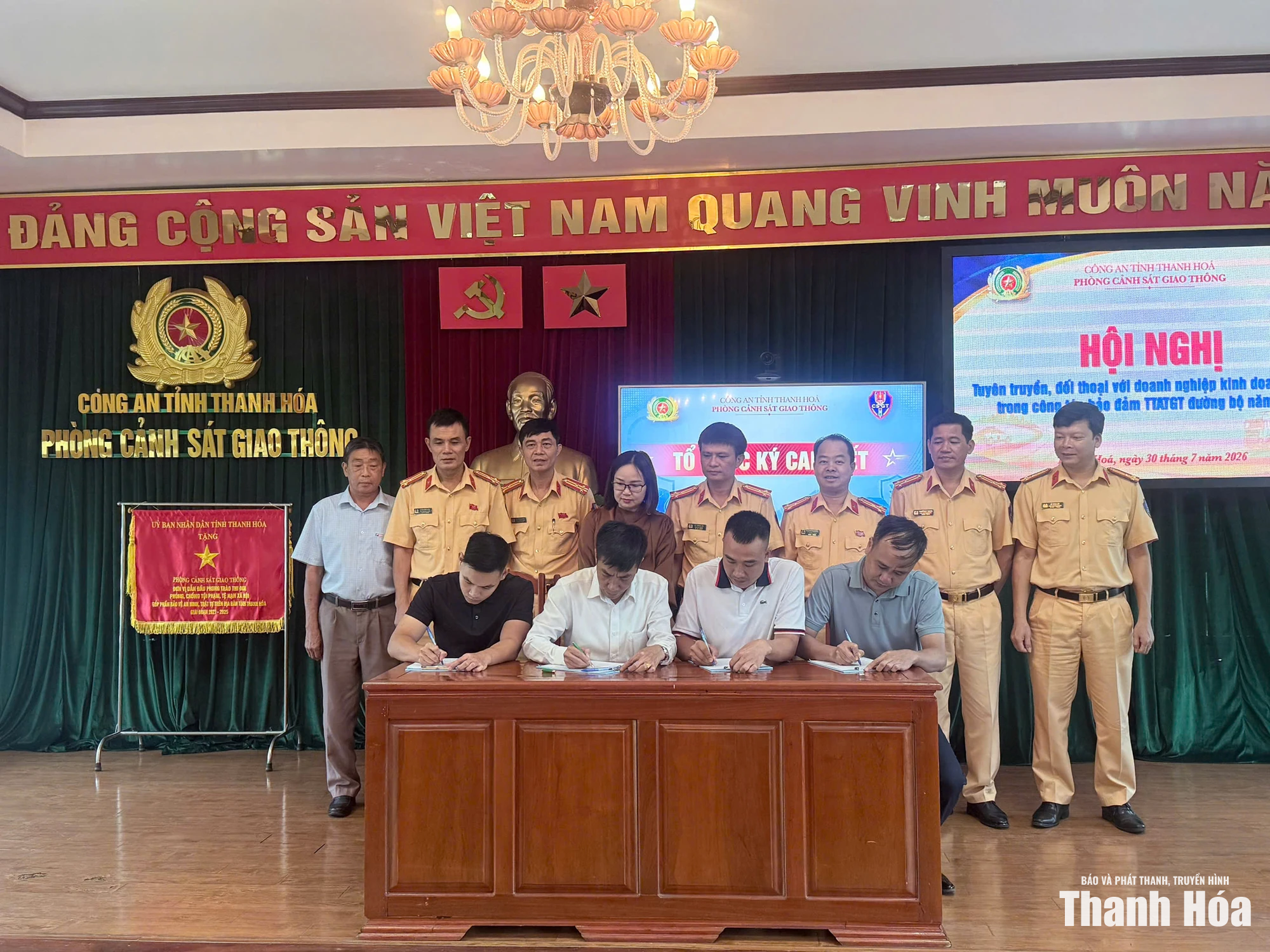 Tăng cường trách nhiệm của doanh nghiệp vận tải trong bảo đảm an toàn giao thông đường bộ