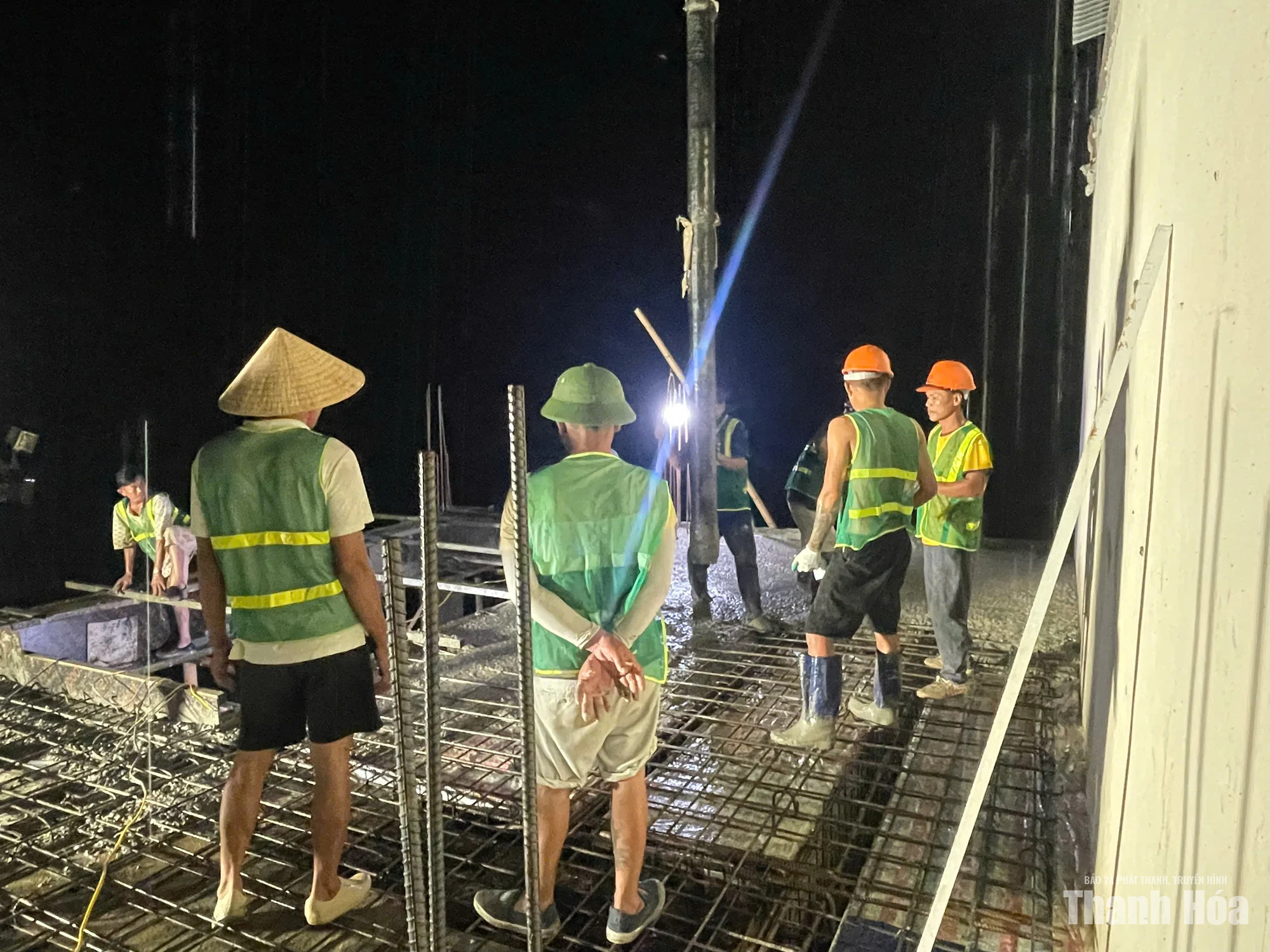 Xuyên đêm xây trường