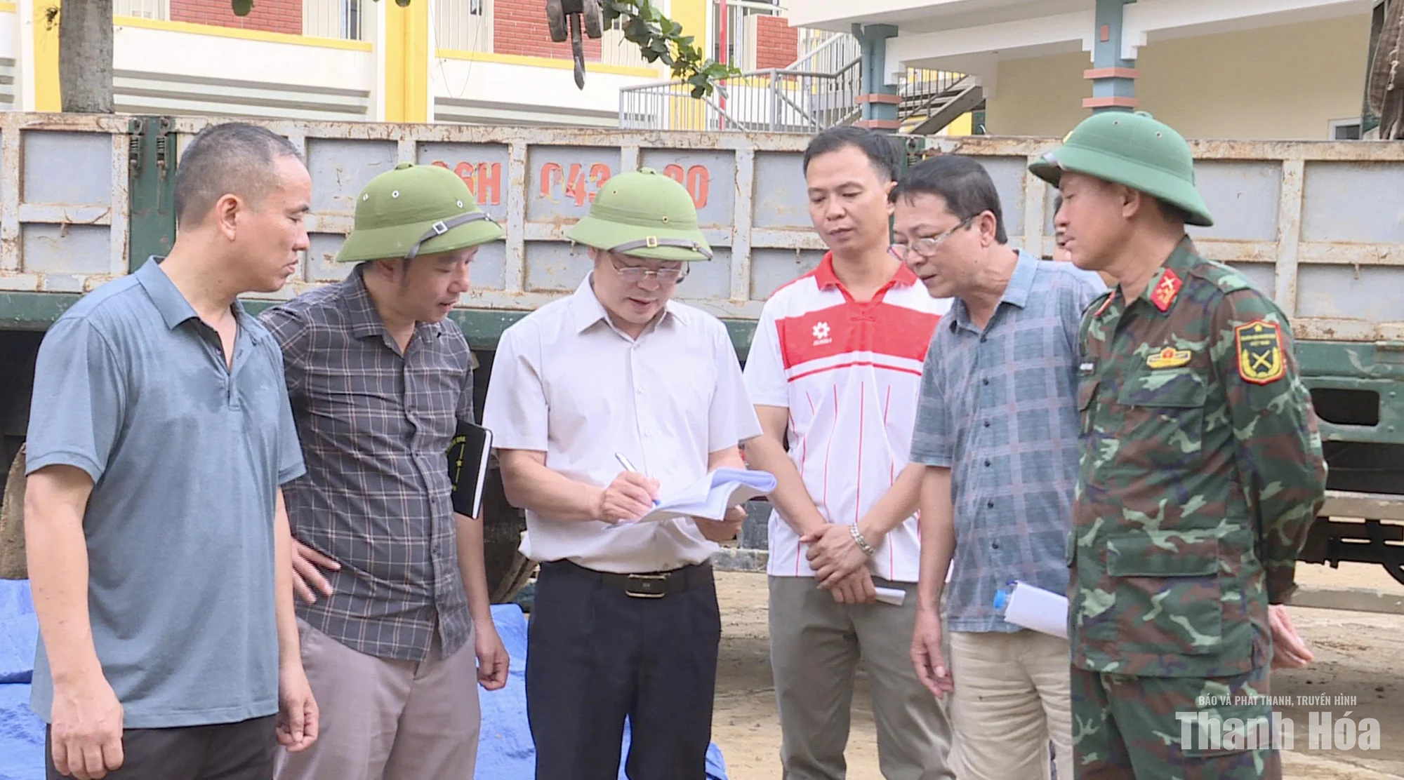 Xuyên đêm xây trường