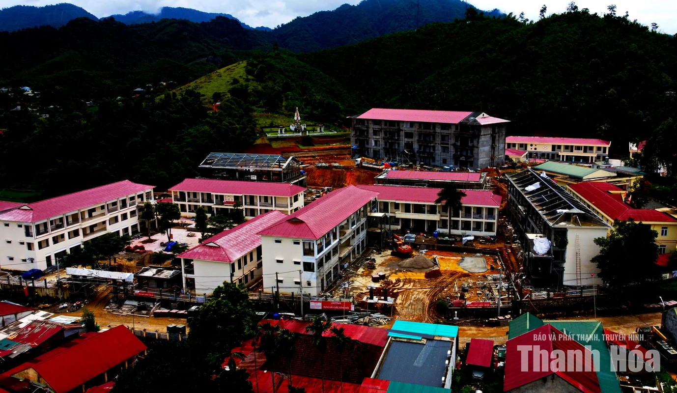 Vượt nắng mưa, trắng đêm thi công trên công trường nơi&nbsp;vùng biên để kịp đón năm học mới&nbsp;