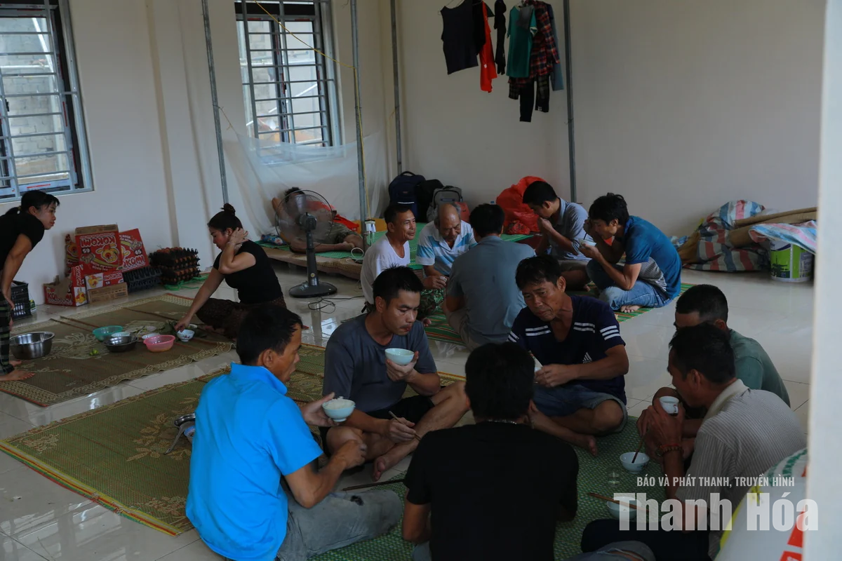 Vượt nắng mưa, trắng đêm thi công trên công trường nơi&nbsp;vùng biên để kịp đón năm học mới&nbsp;