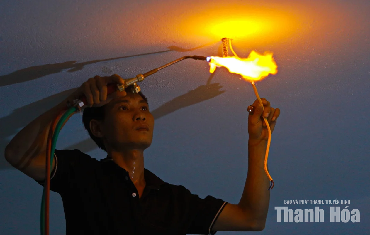 Vượt nắng mưa, trắng đêm thi công trên công trường nơi&nbsp;vùng biên để kịp đón năm học mới&nbsp;