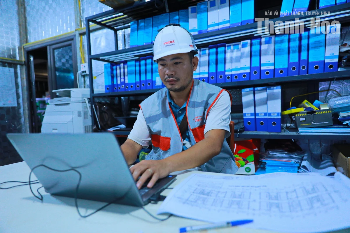Vượt nắng mưa, trắng đêm thi công trên công trường nơi&nbsp;vùng biên để kịp đón năm học mới&nbsp;