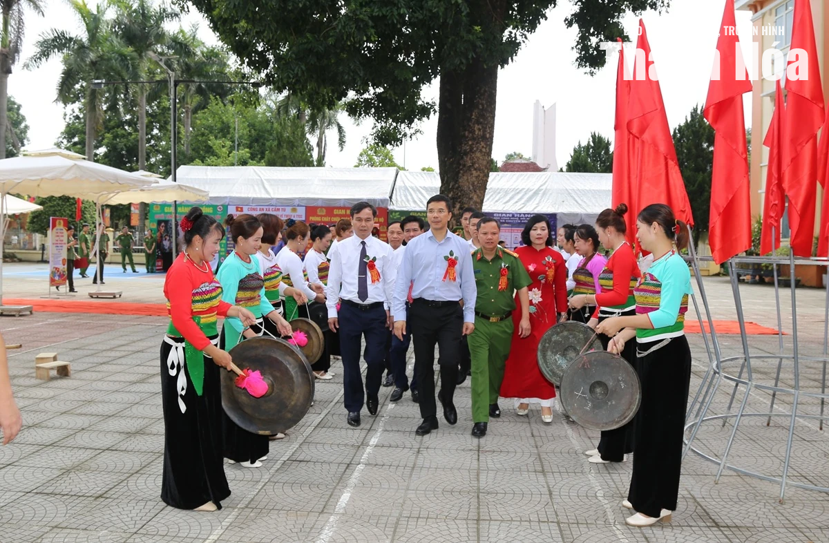 Phó Bí thư Thường trực Tỉnh ủy Nguyễn Hồng Phong dự “Ngày hội toàn dân bảo vệ an ninh Tổ quốc” tại xã Cẩm Tú