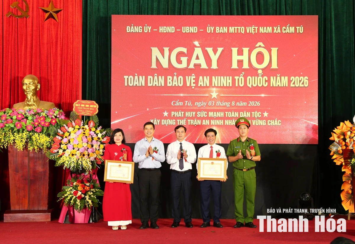 Phó Bí thư Thường trực Tỉnh ủy Nguyễn Hồng Phong dự “Ngày hội toàn dân bảo vệ an ninh Tổ quốc” tại xã Cẩm Tú