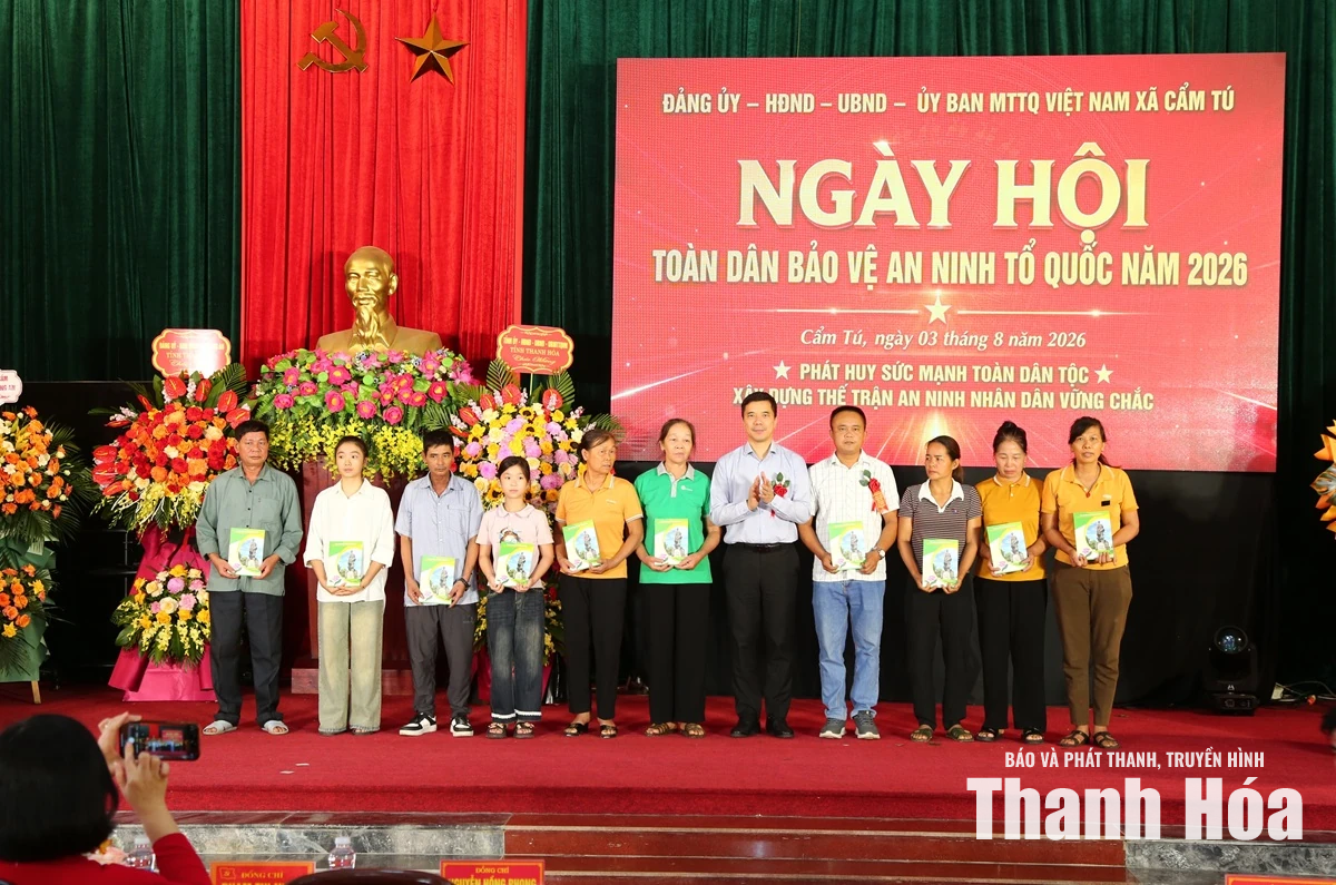 Phó Bí thư Thường trực Tỉnh ủy Nguyễn Hồng Phong dự “Ngày hội toàn dân bảo vệ an ninh Tổ quốc” tại xã Cẩm Tú