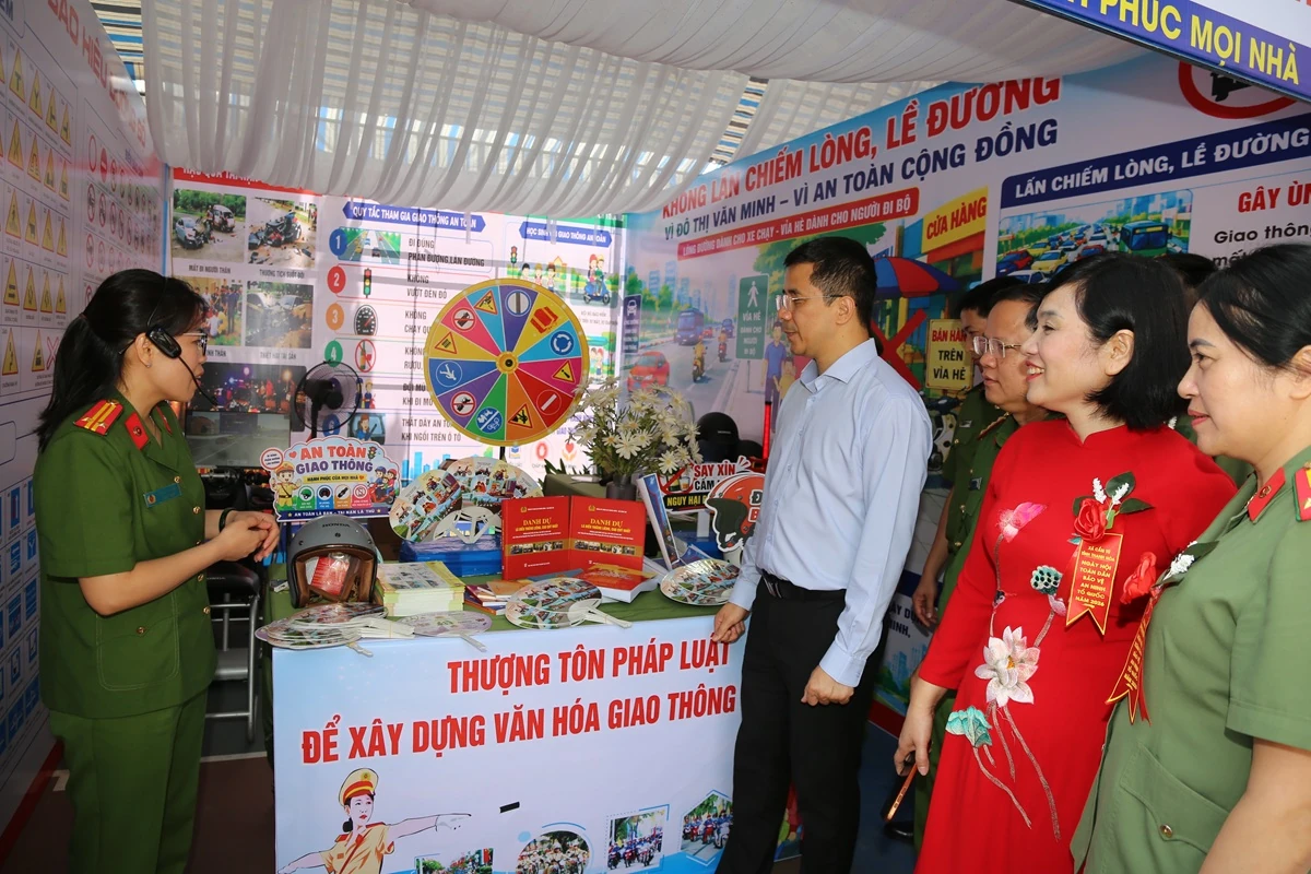 Phó Bí thư Thường trực Tỉnh ủy Nguyễn Hồng Phong dự “Ngày hội toàn dân bảo vệ an ninh Tổ quốc” tại xã Cẩm Tú