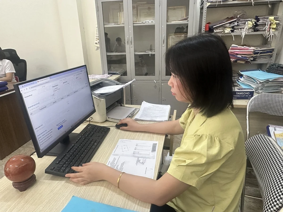 Công dân đầu tiên trên toàn quốc nhận giấy chứng nhận quyền sử dụng đất thông qua mã định danh VNeID