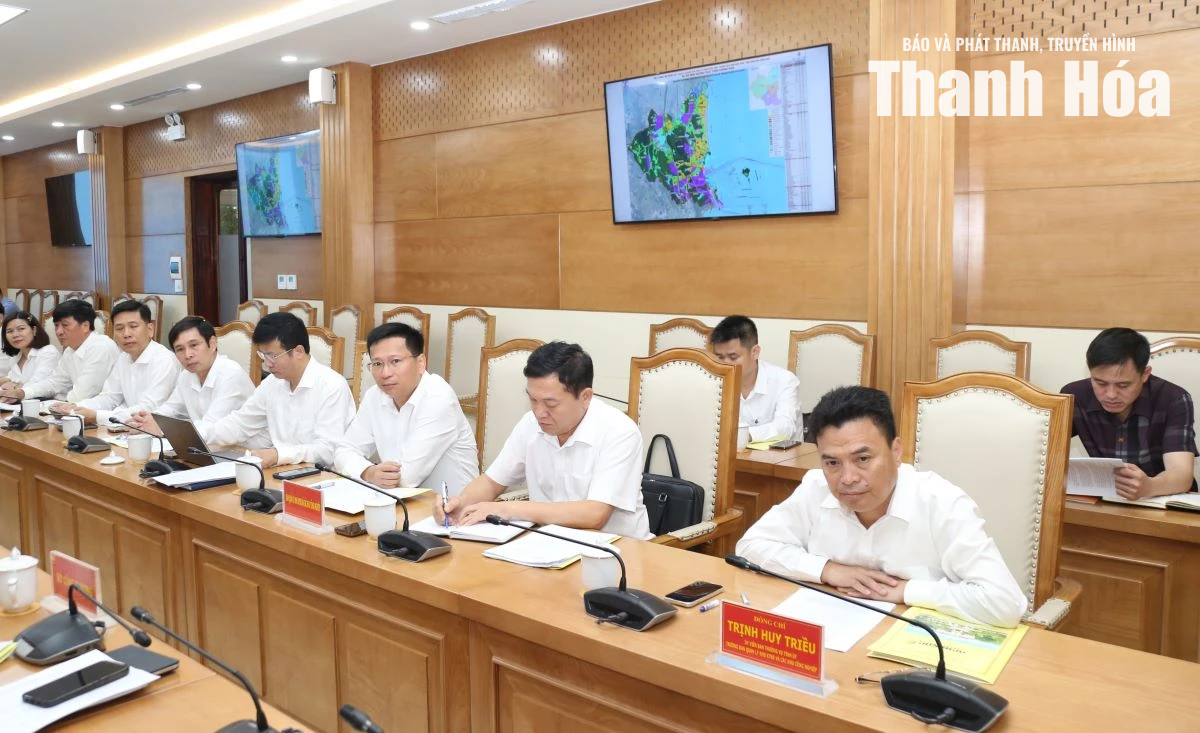 Chủ tịch UBND tỉnh Tô Anh Dũng làm việc với Ban Quản lý Khu Kinh tế Nghi Sơn và các Khu công nghiệp