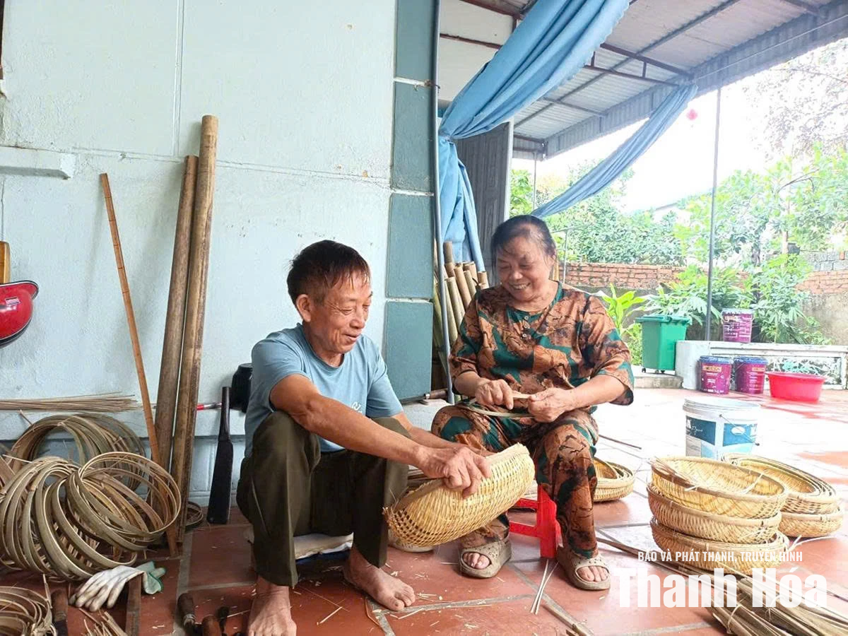 Người cao tuổi “giữ lửa” nghề mây tre đan