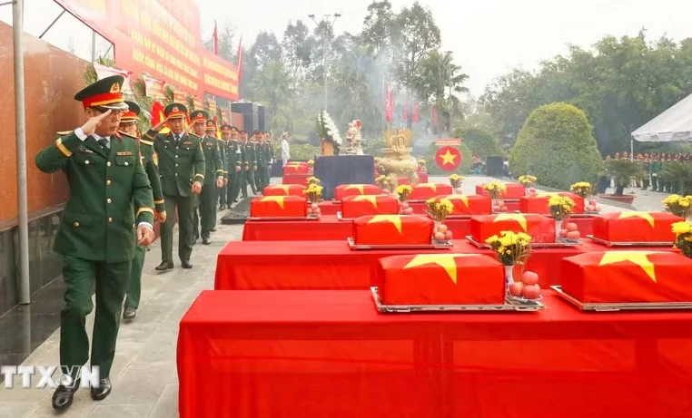 Khen thưởng nhiều cá nhân tỉnh Hủa Phăn có thành tích trong tìm kiếm, quy tập hài cốt liệt sĩ