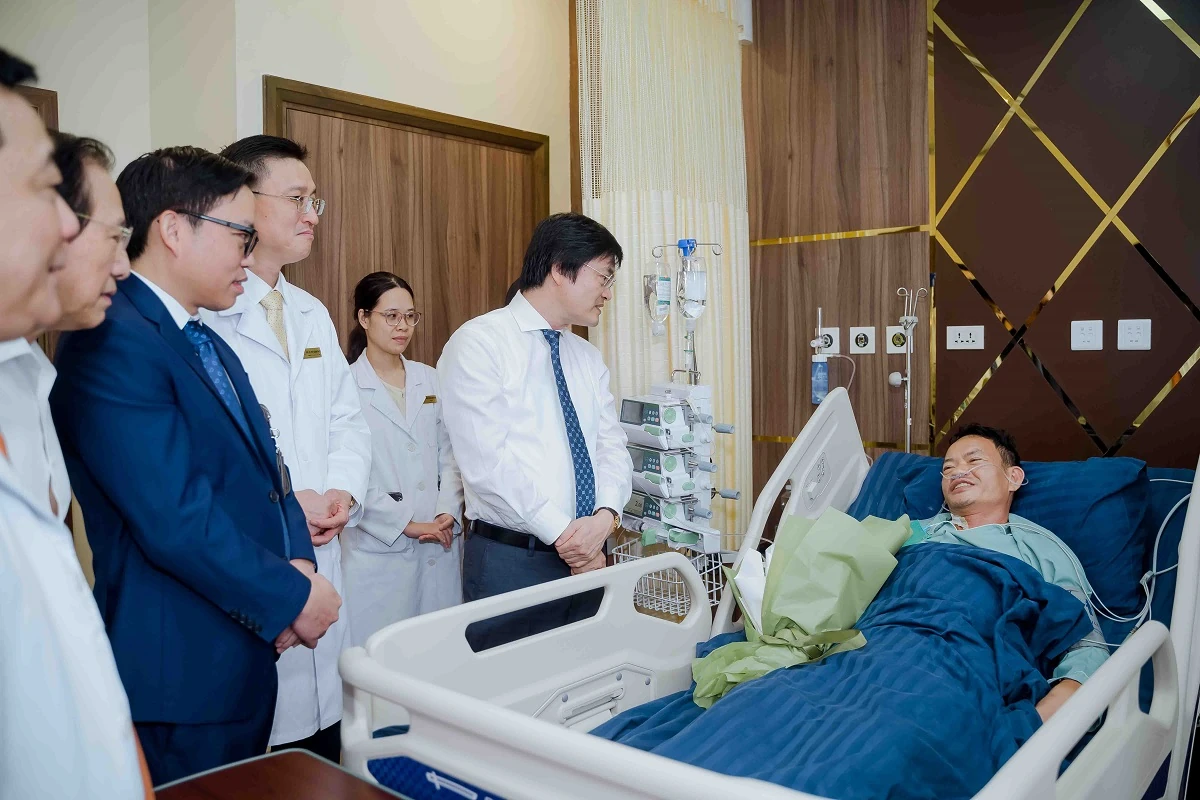 Lần đầu tiên tại Việt Nam - Vinmec phẫu thuật xuyên Việt hai chiều bằng robot cách xa 1.700 km