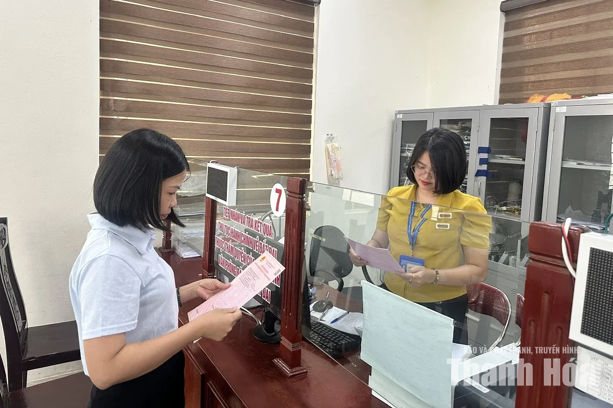 Công dân đầu tiên trên toàn quốc nhận giấy chứng nhận quyền sử dụng đất thông qua mã định danh VNeID