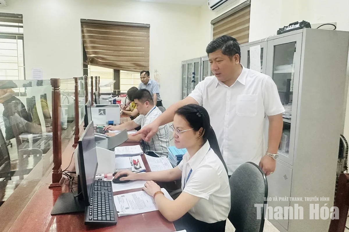 Công dân đầu tiên trên toàn quốc nhận giấy chứng nhận quyền sử dụng đất thông qua mã định danh VNeID