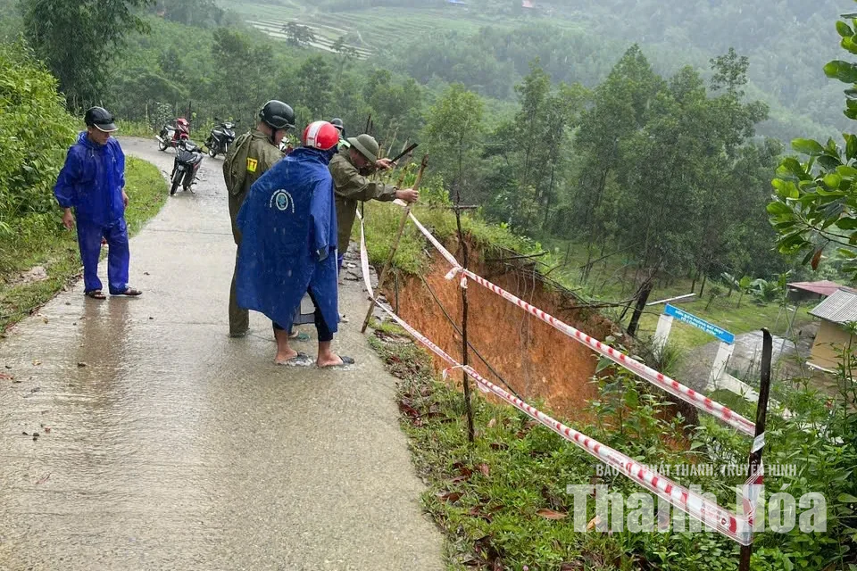 Mưa lớn gây sạt lở đường giao thông tại&nbsp;Bát Mọt