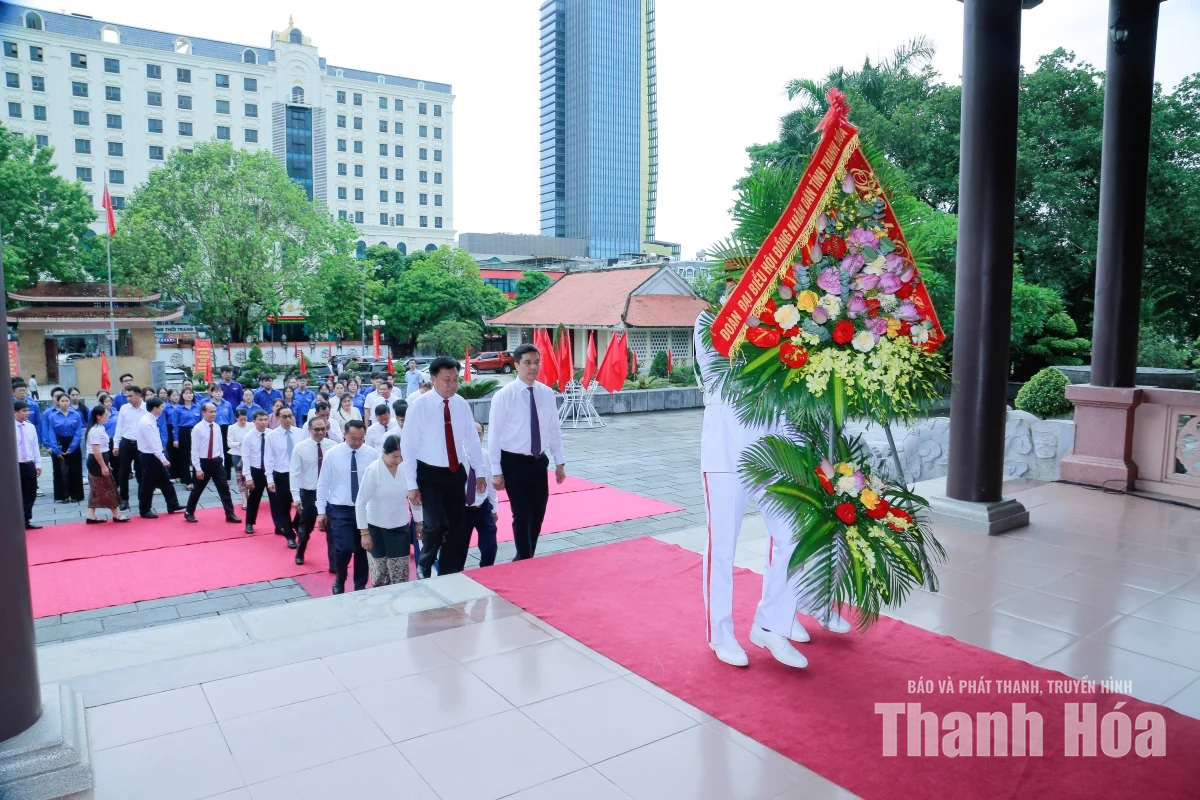 Đoàn đại biểu HĐND hai tỉnh Thanh Hóa - Hủa Phăn dâng hoa, dâng hương tưởng niệm Chủ tịch Hồ Chí Minh
