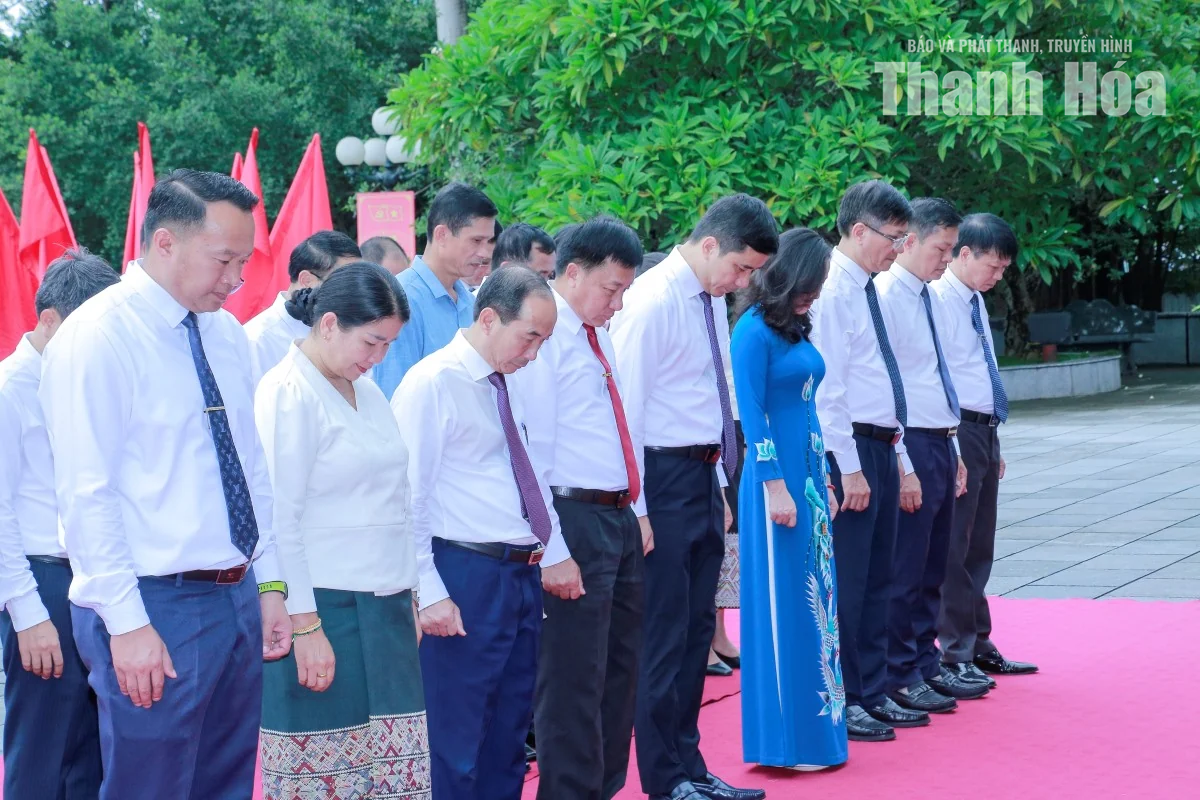Đoàn đại biểu HĐND hai tỉnh Thanh Hóa - Hủa Phăn dâng hoa, dâng hương tưởng niệm Chủ tịch Hồ Chí Minh