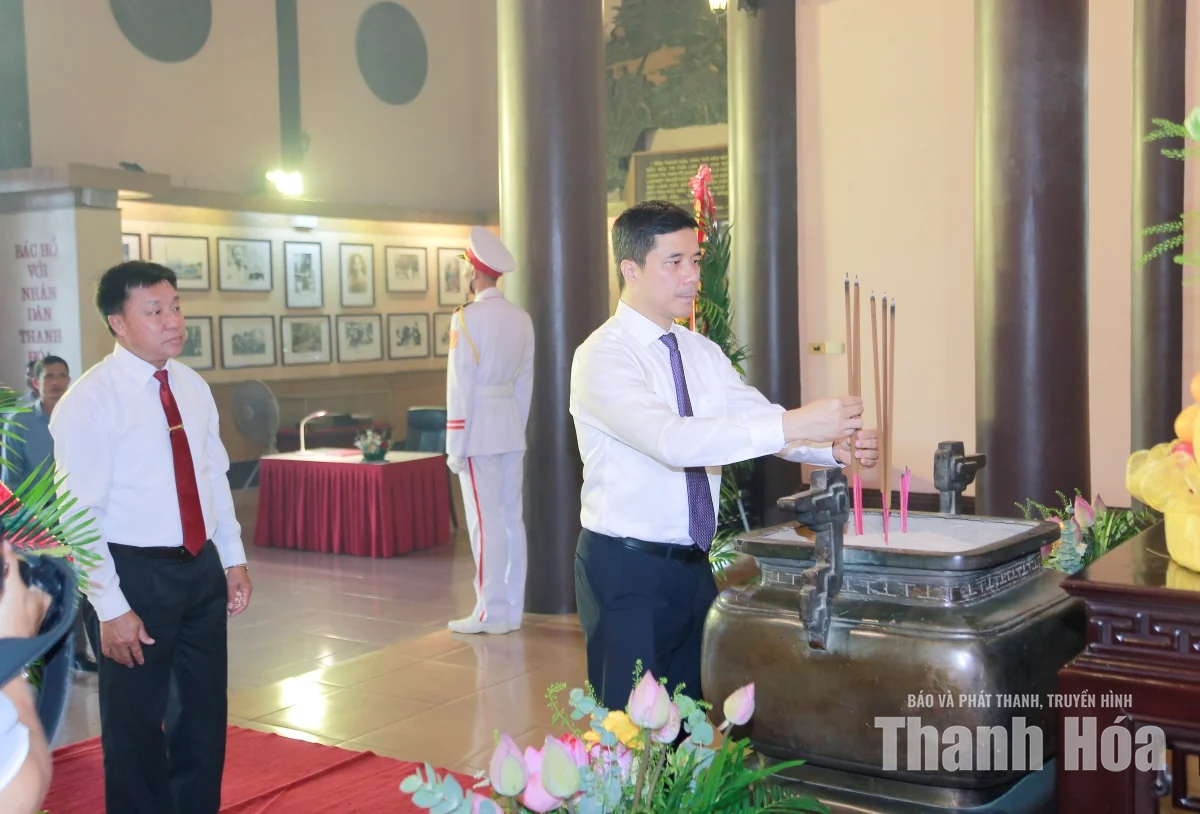 Đoàn đại biểu HĐND hai tỉnh Thanh Hóa - Hủa Phăn dâng hoa, dâng hương tưởng niệm Chủ tịch Hồ Chí Minh