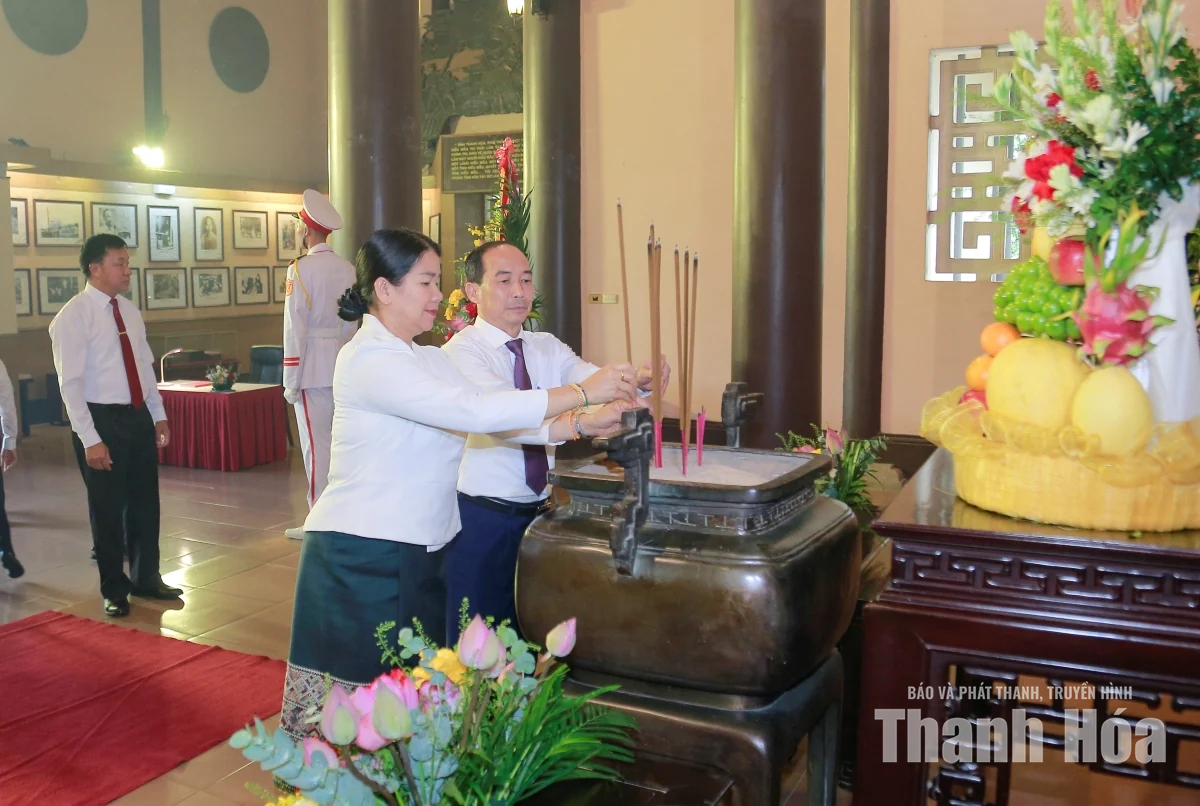 Đoàn đại biểu HĐND hai tỉnh Thanh Hóa - Hủa Phăn dâng hoa, dâng hương tưởng niệm Chủ tịch Hồ Chí Minh