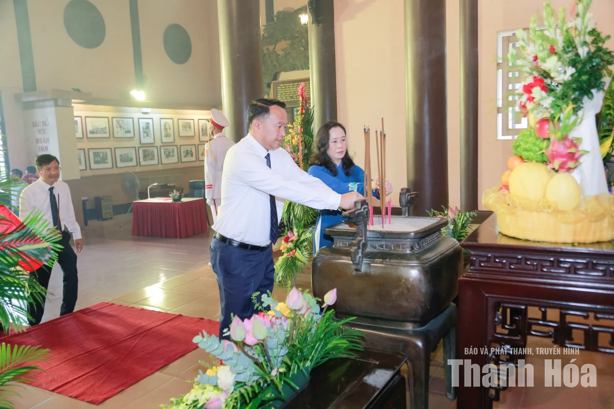 Đoàn đại biểu HĐND hai tỉnh Thanh Hóa - Hủa Phăn dâng hoa, dâng hương tưởng niệm Chủ tịch Hồ Chí Minh