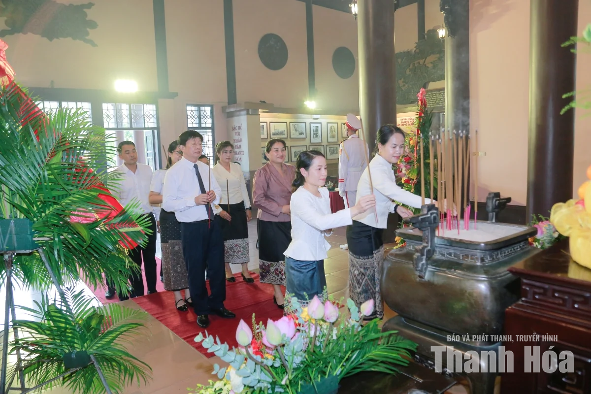 Đoàn đại biểu HĐND hai tỉnh Thanh Hóa - Hủa Phăn dâng hoa, dâng hương tưởng niệm Chủ tịch Hồ Chí Minh