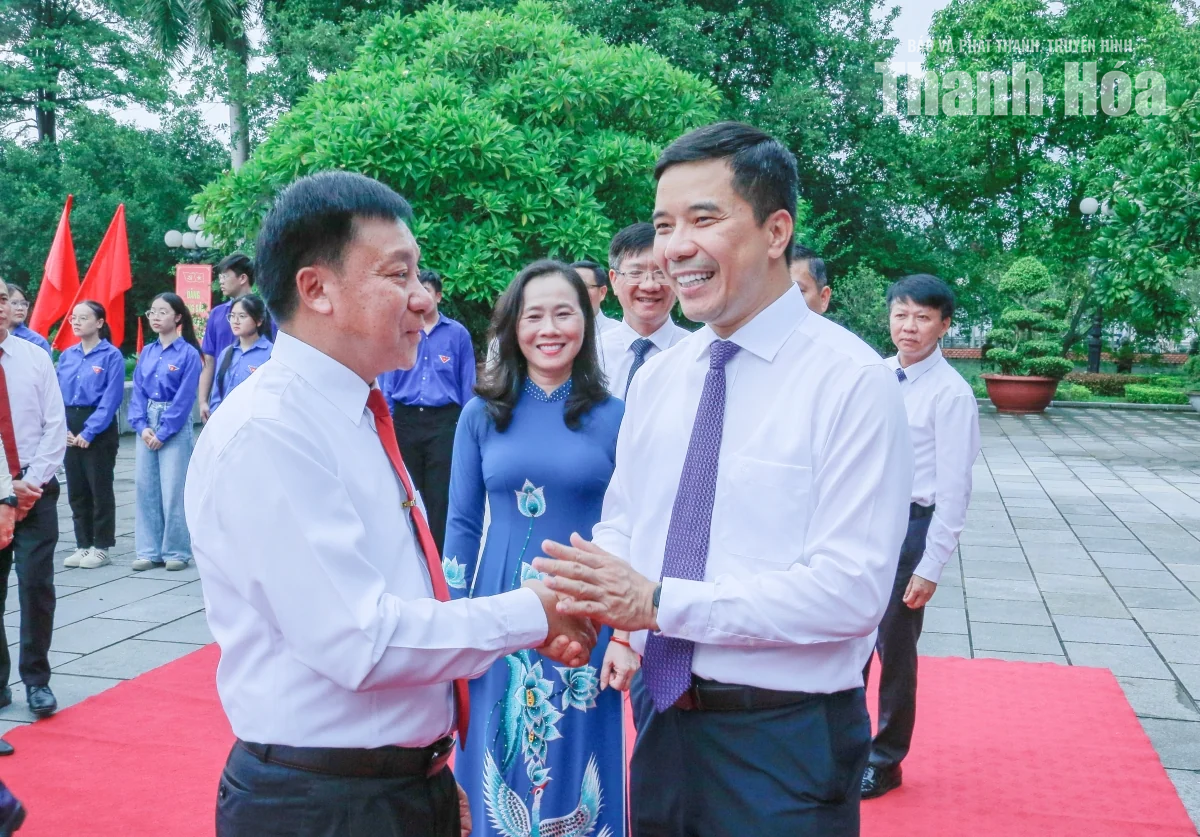Đoàn đại biểu HĐND hai tỉnh Thanh Hóa - Hủa Phăn dâng hoa, dâng hương tưởng niệm Chủ tịch Hồ Chí Minh