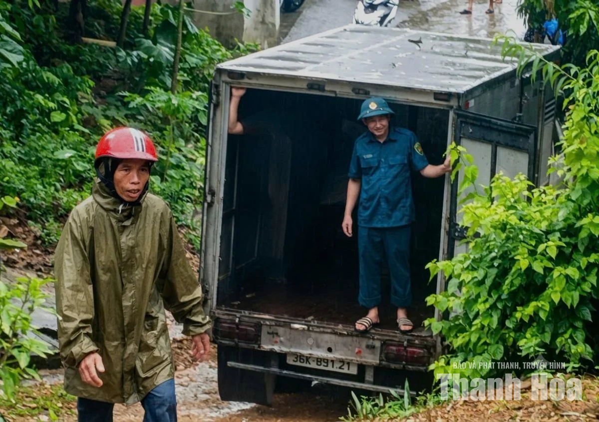 Mưa lớn gây sạt lở, nhiều hộ dân xã Quan Sơn phải sơ tán